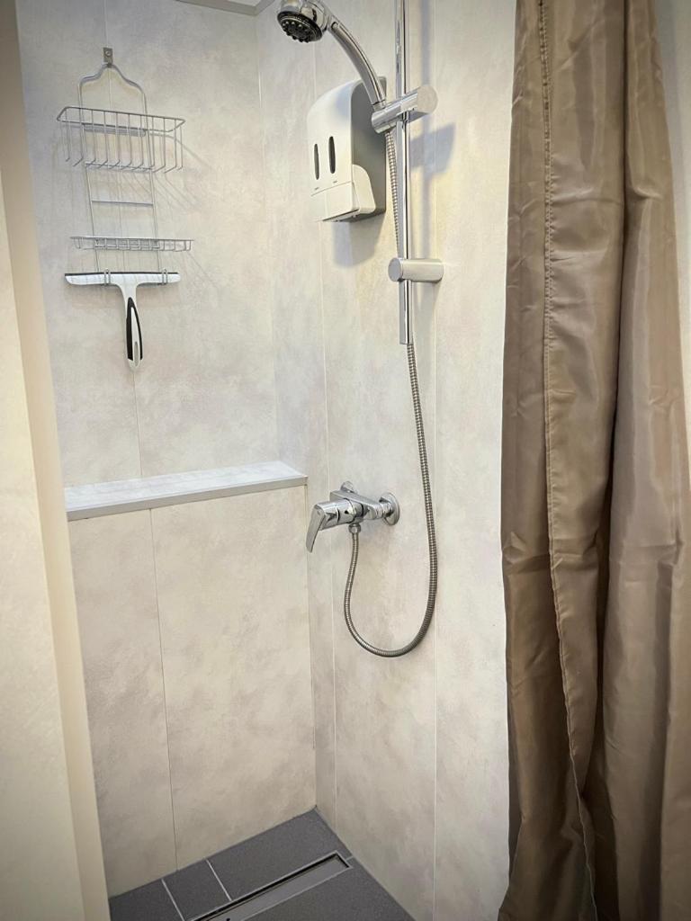 Living At Saarpartments -Adultsonly- 2 Bedrooms, Kitchen- Business & Holiday Apartments For Long- And Short Term Stay, 3 Min To Train-Station, Secure E-Bike Parking! 萨尔布吕肯 外观 照片